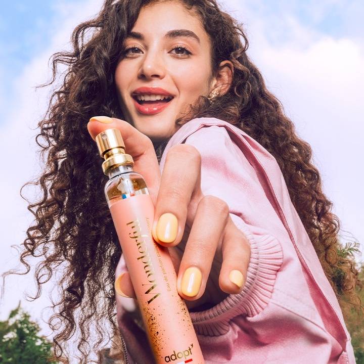 jeune femme avec parfum pour femme dans la main